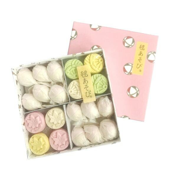 和紙でつくった手のひらサイズの千代箱に、日本の四季を詰めました。やさしいパステルカラーと、和三盆という高級砂糖でかたどられた細かな細工菓子が、京都らし一品です。茶道では、お薄と一緒に出されるお干菓子です。お薄と一緒にはもちろん、紅茶や珈琲と...