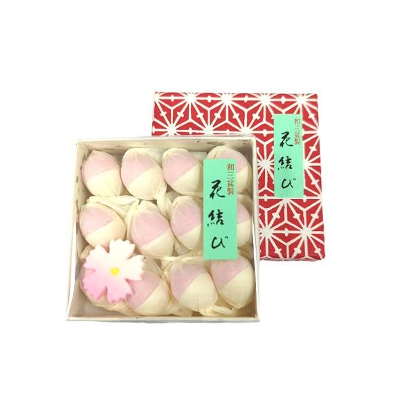 希望小売価格：600円（税別） 和紙でつくった手のひらサイズの千代箱に、日本の四季を詰めました。やさしいパステルカラーと、和三盆という高級砂糖でかたどられた細かな細工菓子が、京都らし一品です。高級砂糖「和三盆糖」を100％使っているので、お...