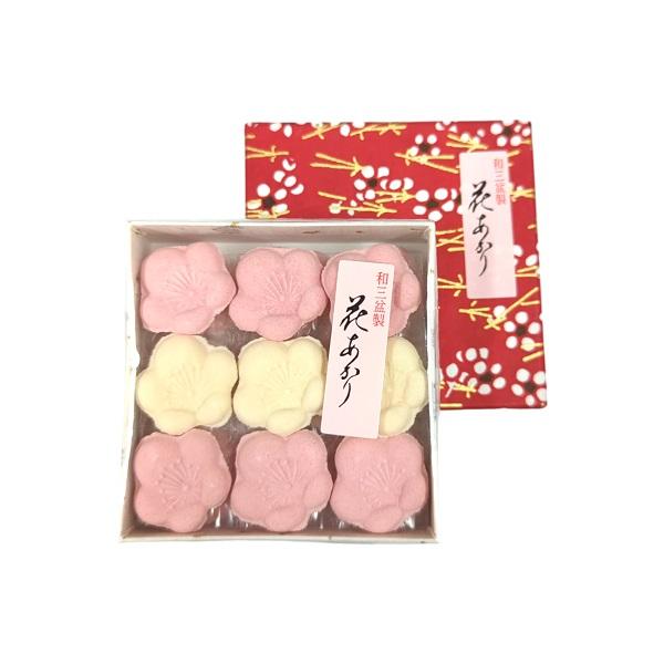 希望小売価格：600円（税別） 和紙でつくった手のひらサイズの千代箱に、日本の四季を詰めました。やさしいパステルカラーと、和三盆という高級砂糖でかたどられた細かな細工菓子が、京都らしい一品です。高級砂糖「和三盆糖」を100％使っているので、...