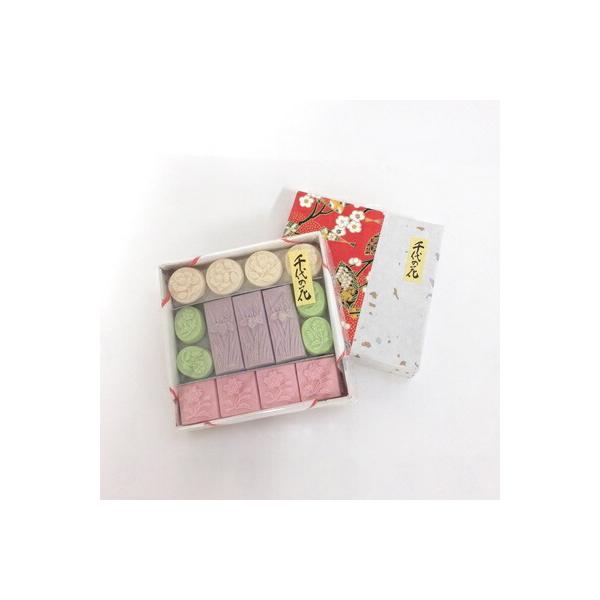 希望小売価格：850円（税別）和紙でつくった手のひらサイズの千代箱に、日本の四季を詰めました。やさしいパステルカラーと、和三盆という高級砂糖でかたどられた細かな細工菓子が、京都らし一品です。高級砂糖「和三盆糖」を100％使っているので、お口...