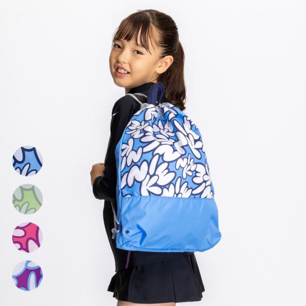 ナイキ SS25 プリントベーシックドローストリングプールバッグ■カラー006：サックス254：ライム003：ピンク012：パープル■素材ポリエステル裏面：ポリウレタンコーティングあり■仕様メイン開閉／コード■サイズ（cｍ）W39cm×H4...