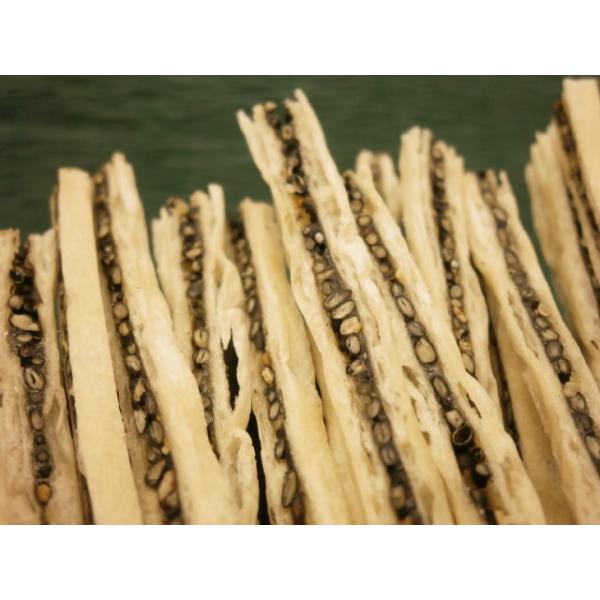 古くから栄養バランスの良いとされている黒胡麻を魚肉のシートに挟み込み、胡麻の香り際立つ一品に仕上げました。手軽なスティックタイプが食べやすく、ついつい手がでる美味しさ。上品な甘さと芳醇な胡麻の香りは、ご贈答としても喜ばれております。【配送方...