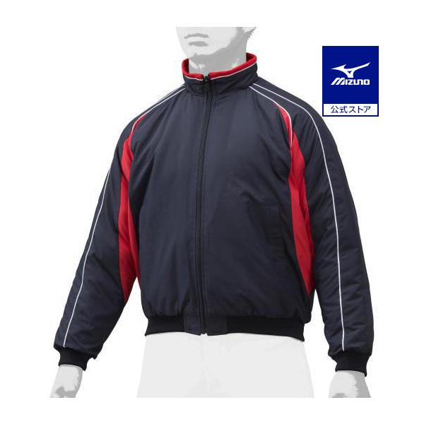 チームカラーを意識した定番グラウンドコート。