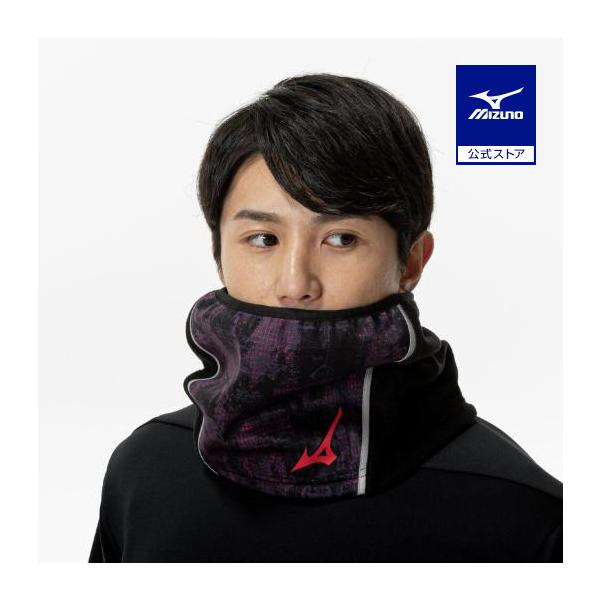 首元の防風素材にシーズングラフィックをプリント。サイズ調整用スナップボタンと再帰反射テープ付き。