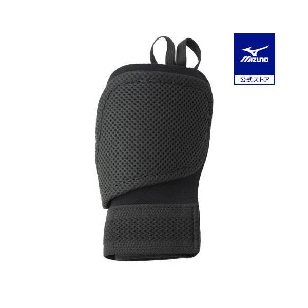 契約選手着用の新型手甲ガード。新ルール対応モデル。