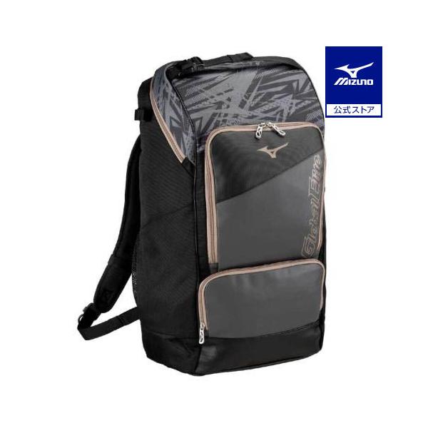 これ一つでグラウンドへ。野球用具一式の収納が可能なバックパック。正面下部には真夏に必須の保冷機能搭載。