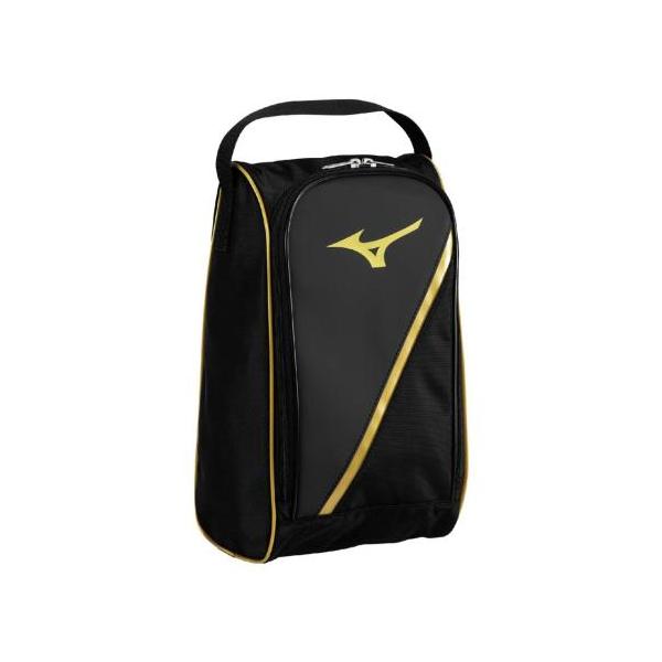 大きな開口部でシューズを入れやすい設計