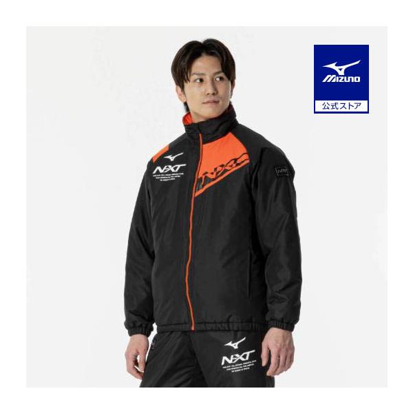 シンプルな切替配色のデザインで汎用性の高いアイテムブレスサーモ使用の中綿ジャケット。袖にN-XTワッペンでアクセントをプラス。発熱素材ブレスサーモ＆中綿仕様で真冬のトレーニングをはじめ様々なシーンに使える一枚。