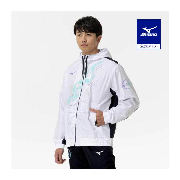 前身頃に大胆なグラフィックをあしらったウィンドブレーカージャケット裏メッシュ仕様で、肌にべたつかず快適な着心地。