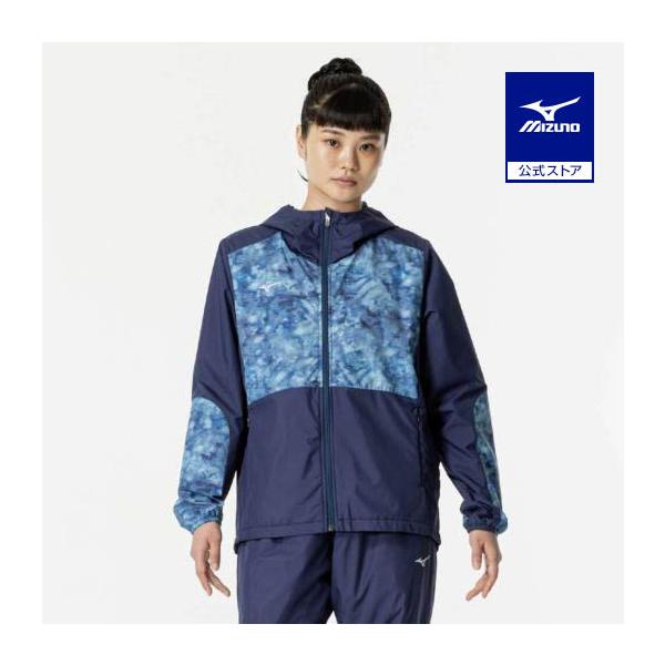 ブレスサーモ裏地がアクティブな冬のトレーニングシーンをサポートするウォーマージャケット。シーズンテーマ柄を部分的に配置。