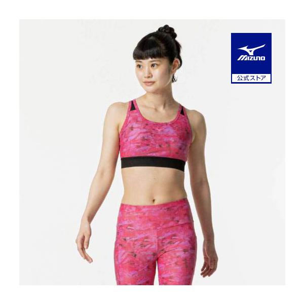 シーズンテーマ柄を纏ったスポーツブラ。蒸れやすい背面部にメッシュ素材を使用し快適な着心地をサポート。ストレッチ性があり、なめらかな肌触りで快適な着心地！