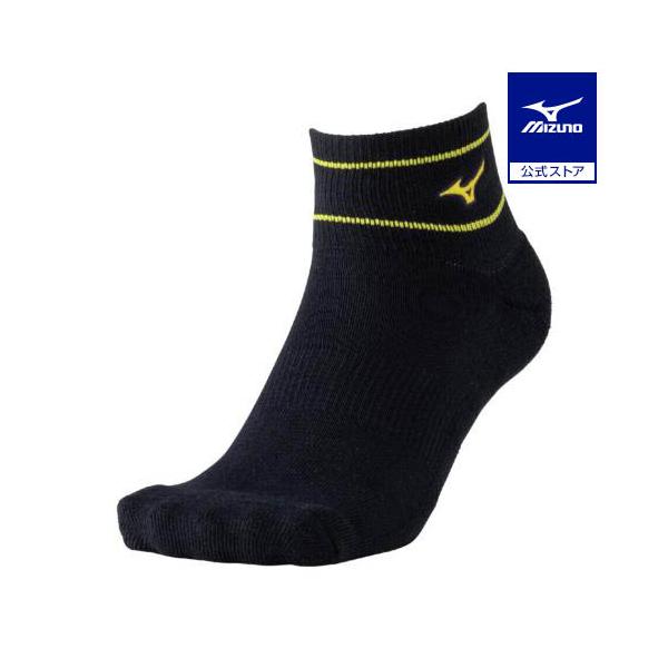 ワンポイントロゴとラインが入ったショートソックス。