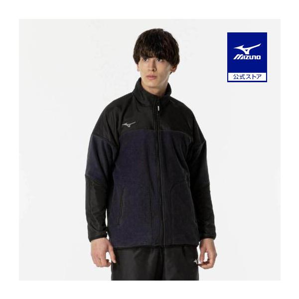 肌触りのよいフリース素材に撥水機能をプラス。移動・オフシーンで安心感のある着心地。