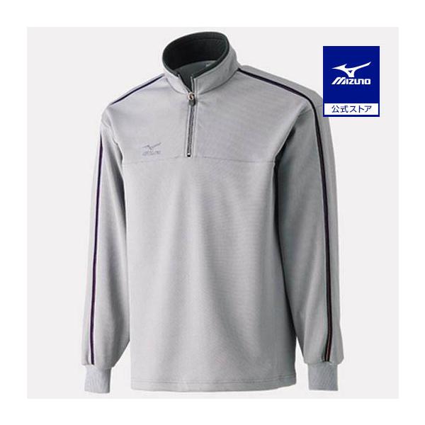 サイドラインがアクセントのウォームアップハーフジップシャツ。