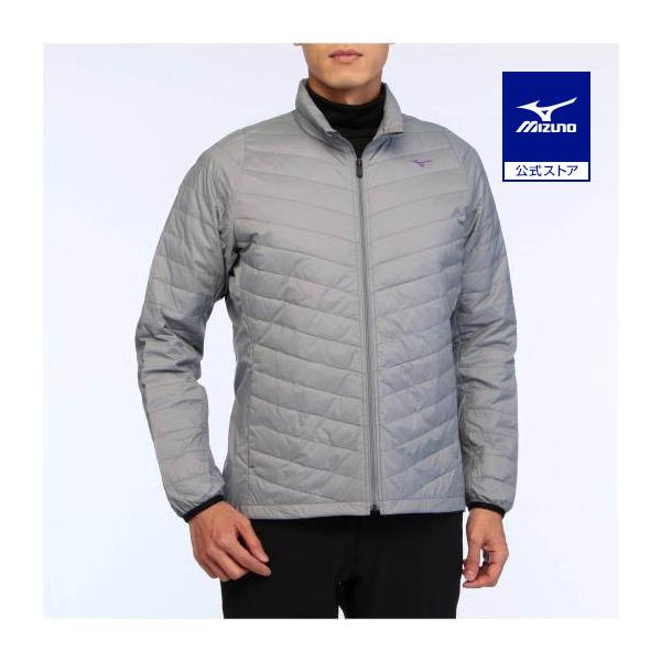 ブレスサーモを使用したムーブダウン。肩から脇のストレッチリブが効果的で動きやすい。【リサイクル素材】この商品には、リサイクルナイロン繊維が30％以上使用されています。