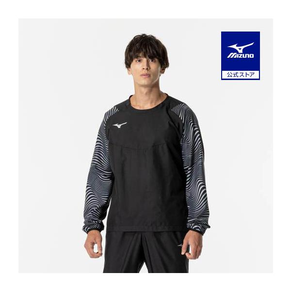 撥水性を備え、雨風の中でも活躍するピステシャツ。