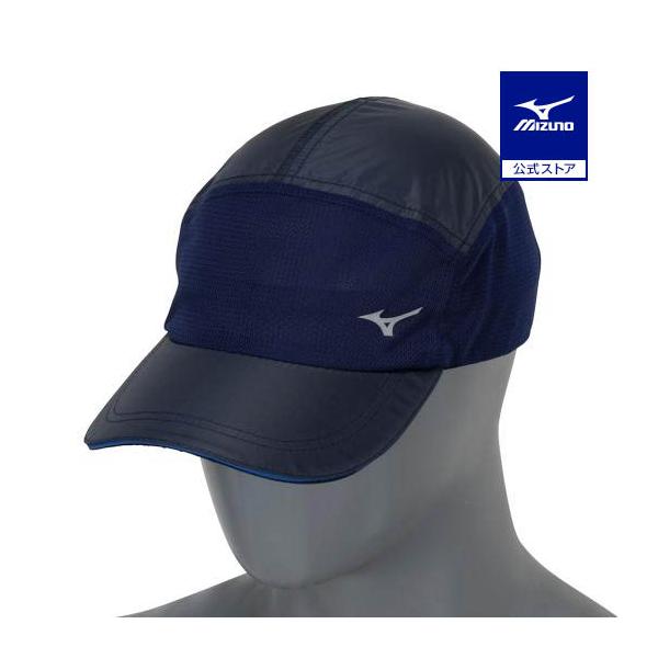 シンプルなレーシングキャップ。フロントとサイドにメッシュ素材を配置。