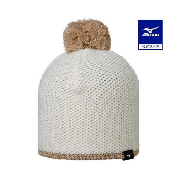 かわいらしい編地のポンポンつきニットキャップ。