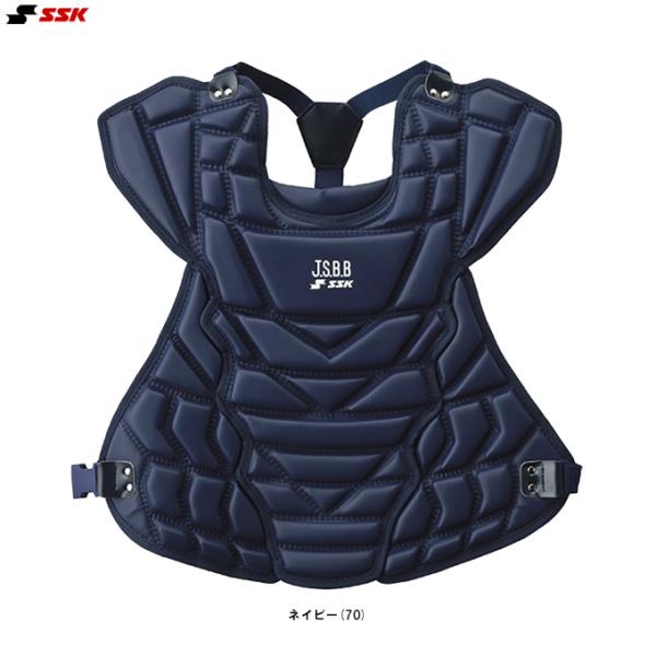 ■品番CNP1500■商品説明一般軟式用プロテクターです。サイドライン部分に通気口を設けることで、空気の流れを作り、蒸れを抑えます。■素材表：合成皮革裏：ポリエステル■カラーネイビー(70)■サイズA430×B540mm重量：約510g■当...