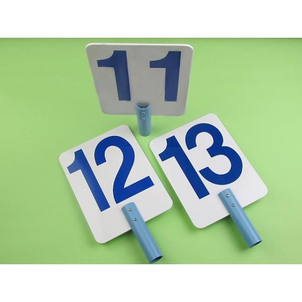 ●ゲートボールコートで使用するコートナンバーのプレートです。こちらのページでは11番以上を指定して下さい、コート中央にあるポールへさして表示することができます。<br>●サイズは数字が記入してあるプレートが縦20cm×横15cm...