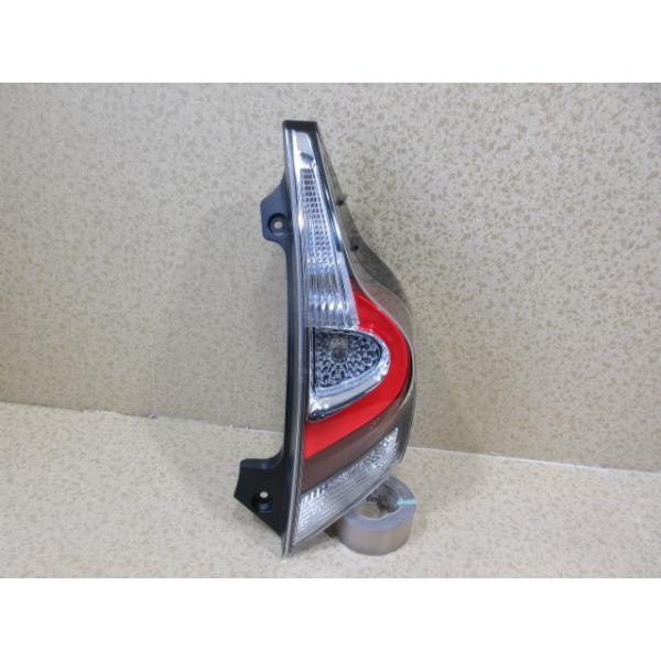 良品 トヨタ アクア NHP10 後期 純正 右 テール ランプ STANLEY 52-309