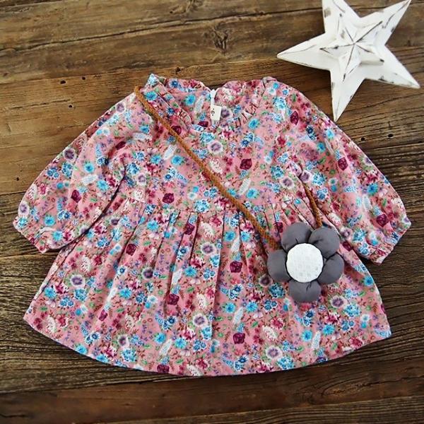 ちょっとレトロなピンクセピアカラーが程よく甘めな小花柄ワンピ、可愛い大きなお花の飾り付きです♪(o^^o)お肌に優しく温かいコットンの裏地付きで、柔らかで気持ち良く着ていただけます。＊サイズ ＊・９０サイズ着丈41cm肩幅21cm袖丈26c...