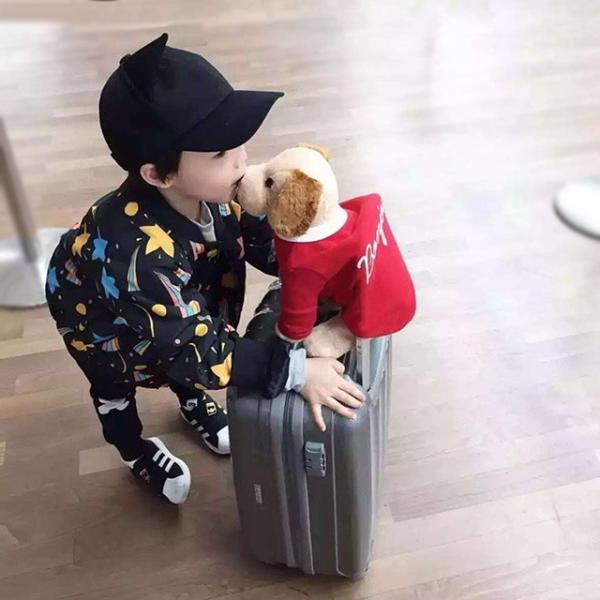 おしゃれでポップな宇宙柄、女の子でも男の子でもいける軽くて動きやすい中綿入りブルゾンです♪＊サイズ ＊・９０サイズ胸幅 34.5cm肩幅 31cm裾幅 31cm着丈  41cm袖丈 33cm・１００サイズ胸幅 36.5cm肩幅 34cm裾幅...