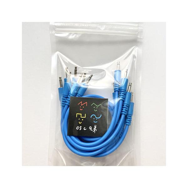 プラグに波形のキャラクターが刻印されたパッチケーブル