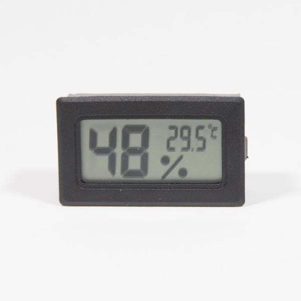 小型の簡易デジタル温・湿度計です。温度と湿度が同時にデジタル表示されます。◆便利な使い方爬虫類や小動物、小鳥などの飼育ケージの近くに置いておくと一目で温度と湿度が把握できるため飼育管理に役立ちます。防塵防水仕様ではありますが、濡れたり大量の...