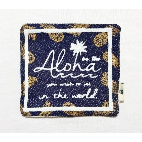 ゴールドのパイナップルがデザインされたデニム素材のコースター。食卓を明るく演出してくれるアイテムです。【サイズ】約10cm×10cm【素材】綿100％※写真はイメージです。お使いのパソコンブラウザにより、色合い等が多少写真と異なる場合がござ...