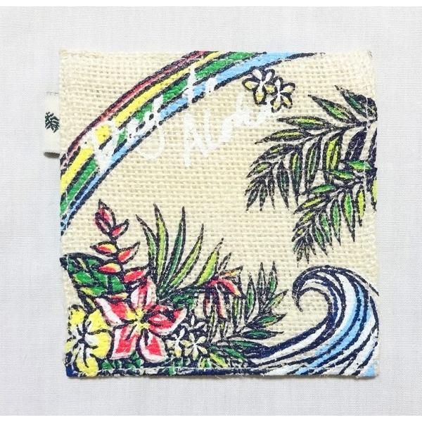 レインボーやウェーブといった、ハワイのモチーフがプリントされた、ジュート素材のコースター。プレイスマットとセットで使えば、ますますハワイ気分に。※裏地付き※大きさは、縦横約10cm、10cmのスクエアタイプ。【サイズ】約10cm×10cm【...