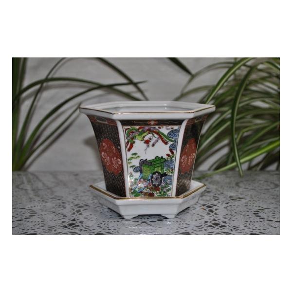 六角植木鉢に平安絵柄・御所車絵です。<br>金線仕上げ、（受け皿付)</font><br>商品コード：pla-08材質：磁器サイズ:  M - Body - 13.8cm L x 12cm W x 9.5...