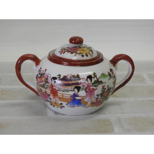 着物を着た女性絵　砂糖入れ　シュガーポットです。商品コード：sc-01-pサイズ　13.3cm L x 9.4cm W x 8.7cm H日本製包装はプチプチなどを使い丁寧に包装させて頂きますこの商品は工芸品の為色ムラ、などが有ります事をご...