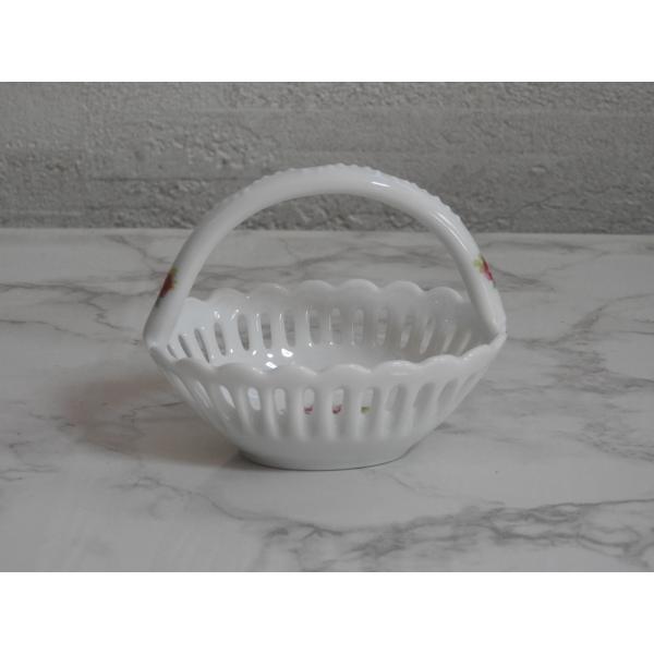 白磁 透かしハンドル付き　バスケット　ピンク色のイングリッシュローズ絵が付いています小物入れ　キャンディー砂糖などを入れてお使いください商品コード：su-hbsk材質：磁器サイズ：8.2cm H x 5.8cm W x 6.8cm H包装：...