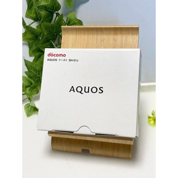 [Release date: October 21, 2016]販売時期：2016年冬春モデル液晶サイズ：3.4インチ 形状：折りたたみ メインカメラ画素数：800万画素 防水機能：○ 重量：132g