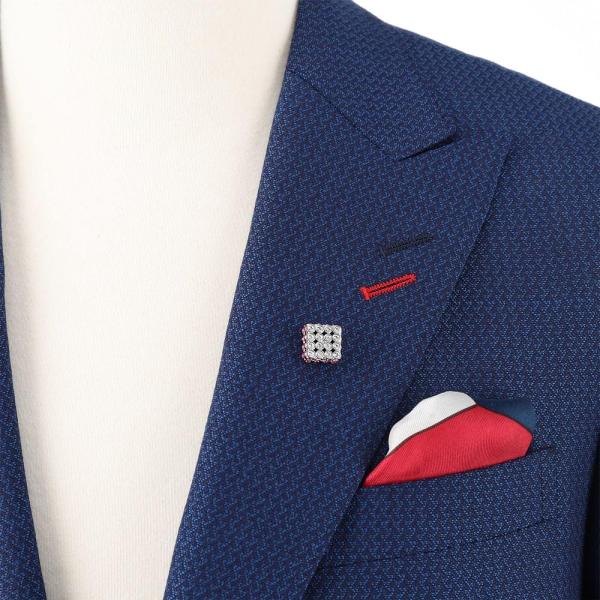 襟元にオシャレで華やかなワンポイント！ジャケットなどに付けるだけでイメージアップのアクセサリーバッジです。キラキラ輝きのあるラペルピンは洋服だけでなくバッグやポーチなどに付けていただいても大変オシャレです。