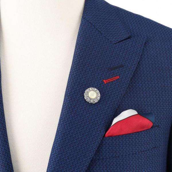 襟元にオシャレで華やかなワンポイント！ジャケットなどに付けるだけでイメージアップのアクセサリーバッジです。キラキラ輝きのあるラペルピンは洋服だけでなくバッグやポーチなどに付けていただいても大変オシャレです。