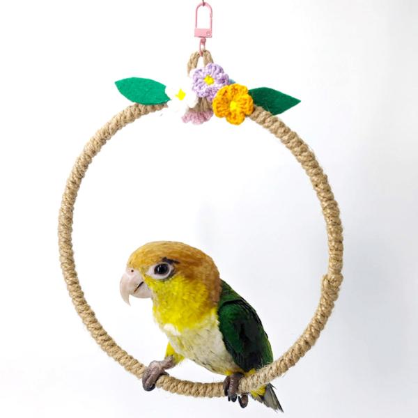 お花が可愛いブーケ風の小鳥用のブランコです。ひとつひとつ手編みで手作りしています。【 サイズ 】 すべて直径 [ S ] 外径 16cm 内径 14cm [ M ] 外径21cm 内径19cm  ※手作りのため、約2cmの違いがある可能性が...