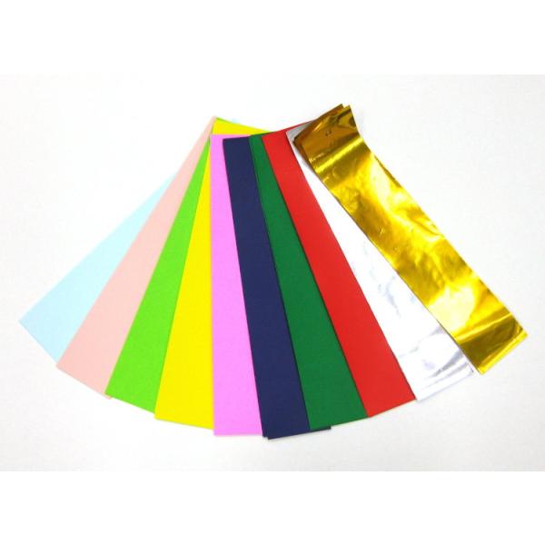 紙の七夕用の短冊です。短冊は金色・銀色含めて写真の10色が混ざって全部で100枚入っています。裏面は白色となります。ひもを通す穴が開いています。■短冊の大きさ : 26.2cmX5.4cm■材質 : 紙◆メール便でのポスト投函となります。お...