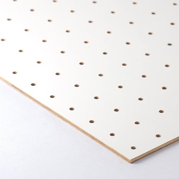4ミリベニヤの穴あけ品穴径5ミリ穴センターのピッチ25ミリキーワード 穴あきベニヤ、パンチングボード、有孔ベニヤ