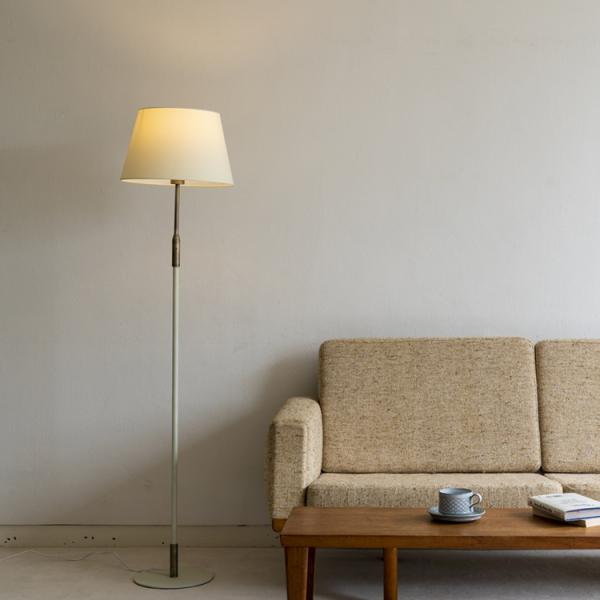 上品で繊細なシルエットのスタンドライト「デリシア(Delicia)」。各部品は細部まで意匠を欠かさず、全体のバランスも考慮された設計です。クラシカルな印象を持ちますが、手の届きやすい位置にトグルスイッチを付けるなど利便性も兼ね備えています。...