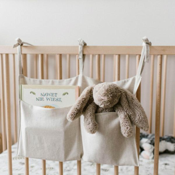 ベビーベッドサイドに、とってもかわいい吊り下げ式の収納ポーチです。ポイント1 ふたつのポケットおむつ 、おしゃぶり、おしりふき、小さなおもちゃ、必要なものを手の届く場所にサッと収納ポイント2 簡単取り付け結ぶだけの簡単取り付け、どこにでも簡...