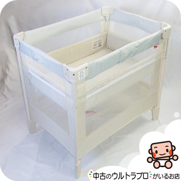 ■ 商品のご説明ねむれる・たためる・運べるベッド。ムレから守る『エアー』のココネルです。コンパクトに折りたたんで自在に持ち運びできるから、家族旅行や帰省の時など、どこへ行っても安心・快適な環境で眠らせてあげられる新発想のベビーベッドです。床...