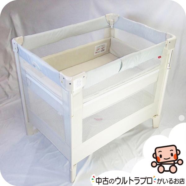 ■ 商品のご説明ねむれる・たためる・運べるベッド。ムレから守る『エアー』のココネルです。コンパクトに折りたたんで自在に持ち運びできるから、家族旅行や帰省の時など、どこへ行っても安心・快適な環境で眠らせてあげられる新発想のベビーベッドです。床...