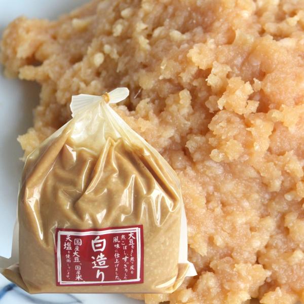 　大豆１０：米麹１０の割合で、越後味噌ならではの配合で仕込んだ白造り味噌です。大豆を良く煮て皮を取り除くことで白く仕上げます。国産大豆、国産米を使用し、２ヶ月程度熟成後、冷蔵で色を止めます。　酒精を添加せず、酵母が生きたまま、蔵元からご家庭...