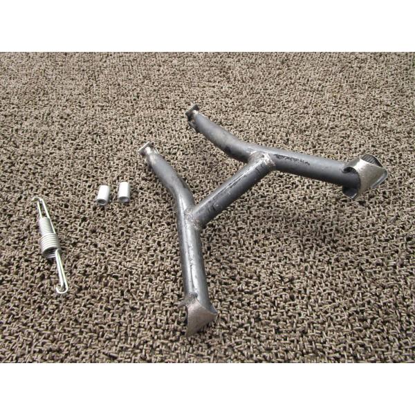 バンディット250　センタースタンド商品説明始動確認済み車両からの取り外しとなります。使用感等に伴うキズ、サビございます。接地面に削れございます。商品の状態は、画像にてご確認下さい。修復素材に、いかがですか♪中古品の為、神経質な方のご入札は...