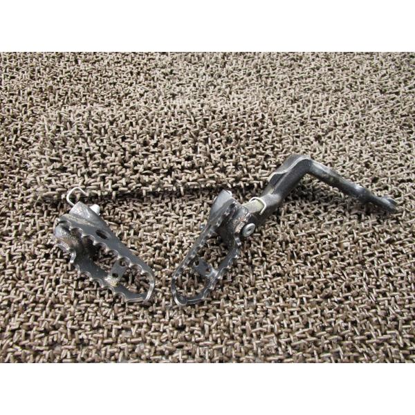 XLR250バハ　メインステップ ステー 左右商品説明始動確認済み車両からの取り外しとなります。使用感等に伴うキズ、サビございます。商品の状態は、画像にてご確認下さい。修復素材に、いかがですか♪中古品の為、神経質な方のご入札はご遠慮願います...