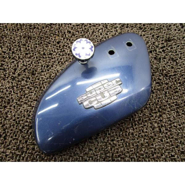 スーパーカブ90　サイドカバー商品説明始動確認済み車両からの取り外しとなります。使用感等に伴うキズございます。加工穴ございます。商品の状態は、画像にてご確認下さい。修復素材に、いかがですか♪中古品の為、神経質な方のご入札はご遠慮願います。【...