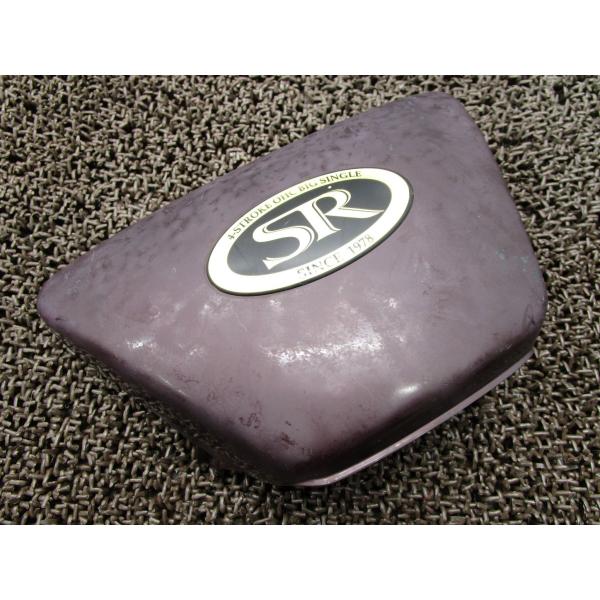 SR400　サイドカバー商品説明始動確認済み車両からの取り外しとなります。使用感等に伴うキズございます。取付部に補修痕ございます(画像8枚目参照)。商品の状態は、画像にてご確認下さい。修復素材に、いかがですか♪中古品の為、神経質な方のご入札...