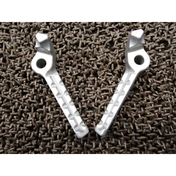 250SB　タンデムステップ 左右商品説明始動確認済み車両からの取り外しとなります。使用感等に伴うキズ、サビございます。商品の状態は、画像にてご確認下さい。修復素材に、いかがですか♪中古品の為、神経質な方のご入札はご遠慮願います。【車両情報...